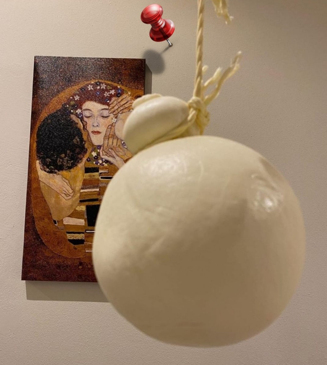 caciocavallo appeso con sfondo il bacio di klimt