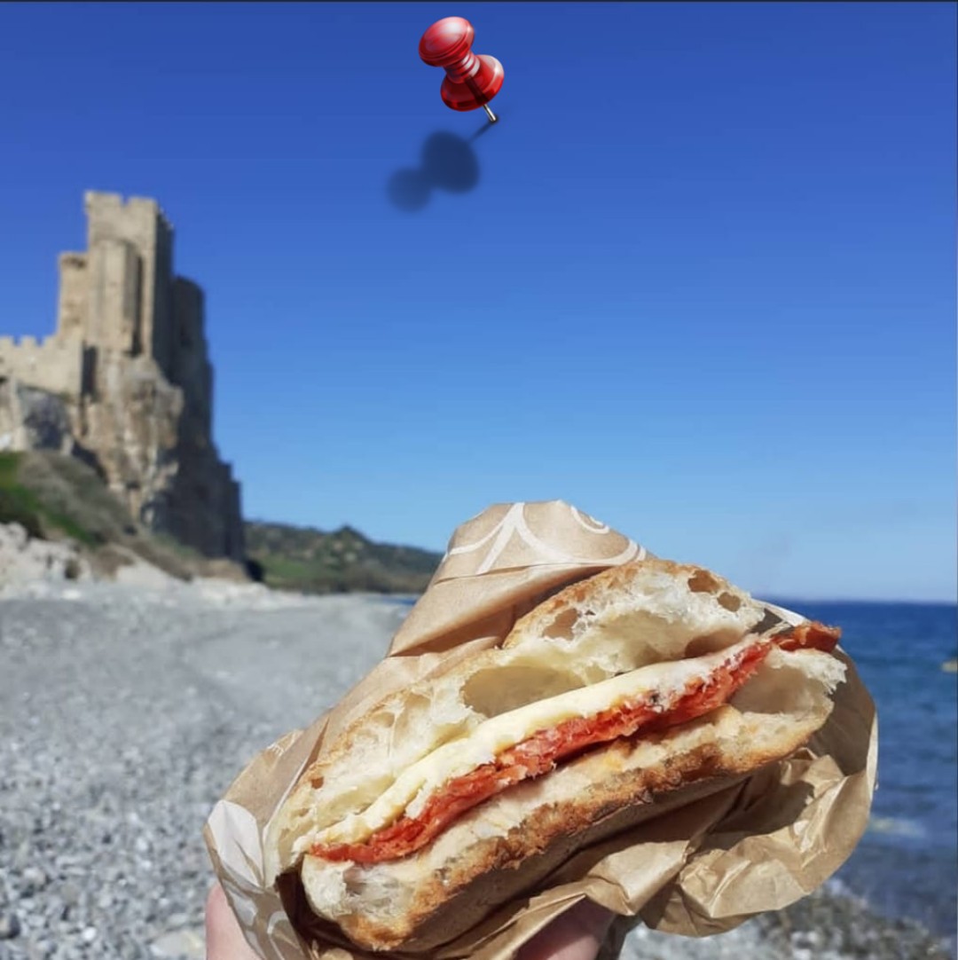 Panino con nduja e formaggi sulle spiagge calabresi