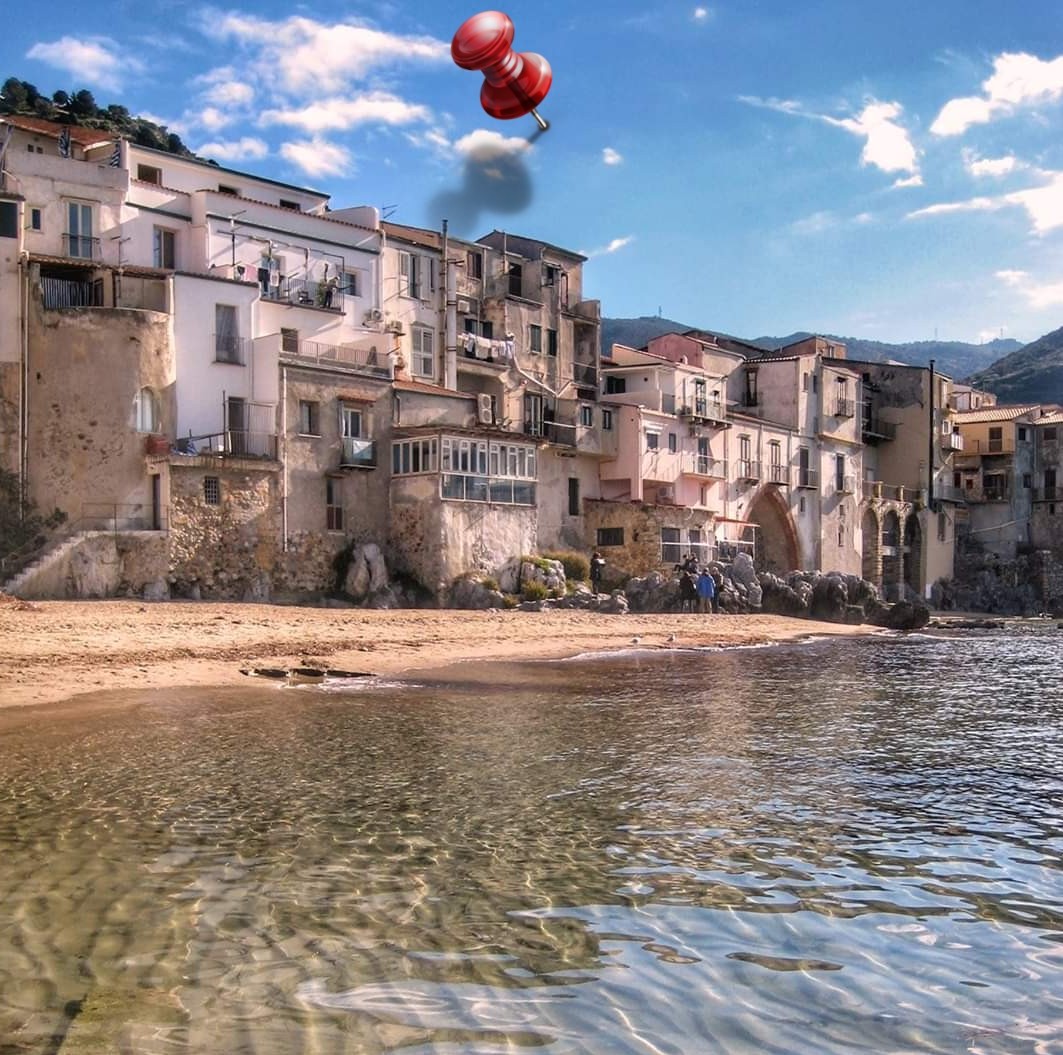vista dalla spiaggia di cefalù con acqua cristallina