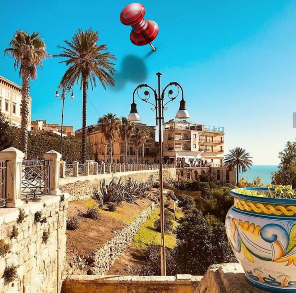 Vaso in ceramica su lungomare di Sciacca con vista sul porto
